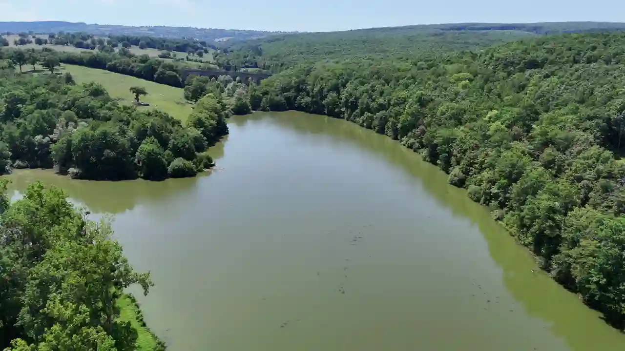 Étang de Messarges et le pont